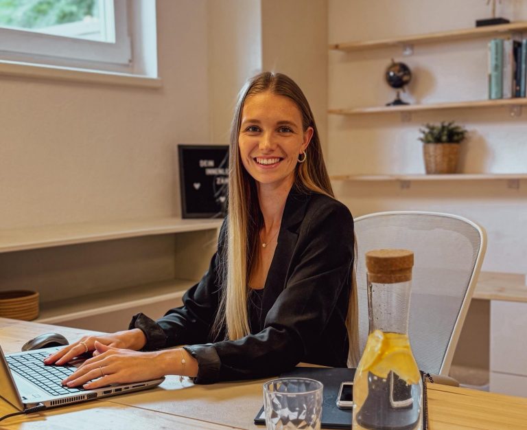 Portrait Alexandra König, Expertin für psychosoziale Beratung, Neurotraining und Familienbegleitung