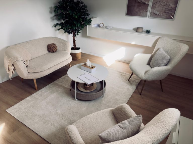 Foto der Praxis. Ruhiges helles Ambiente mit hellen Farben und weichen Möbeln.