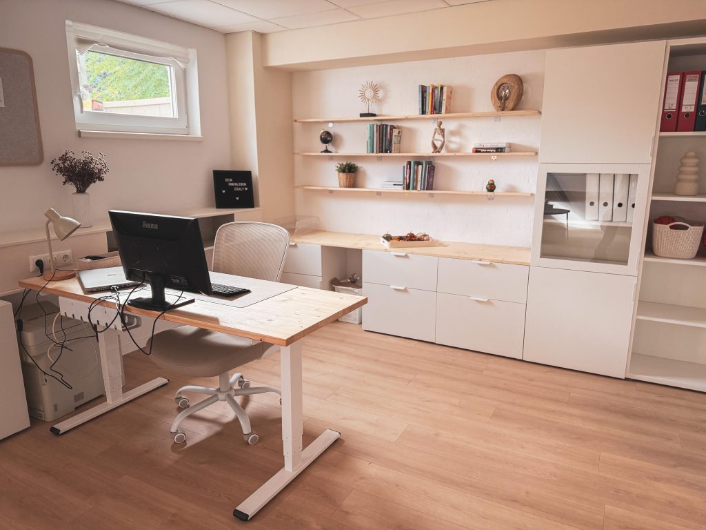 Einladendes Ambiente für diskretes Neurotraining und psychosoziale Beratung in der Praxis von Alexandra König